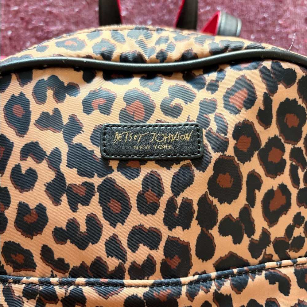 💕 Betsey Johnson Leopard Print Backpack- Large ✨ - Picture 6 of 7